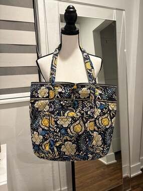 Vera Bradley Quilted Vera Tote in Ellie Blue GUC